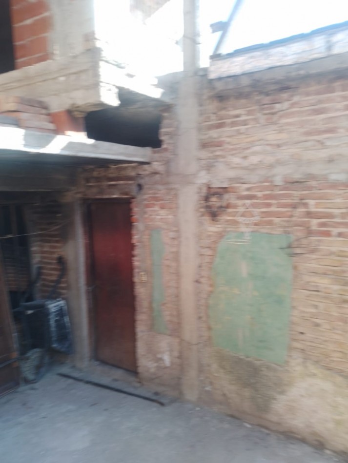 Casa grande en venta a refaccionar con escritura en Barrio Altamira 