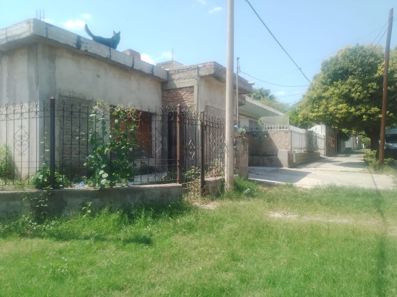 Casa grande en venta a refaccionar con escritura en Barrio Altamira 