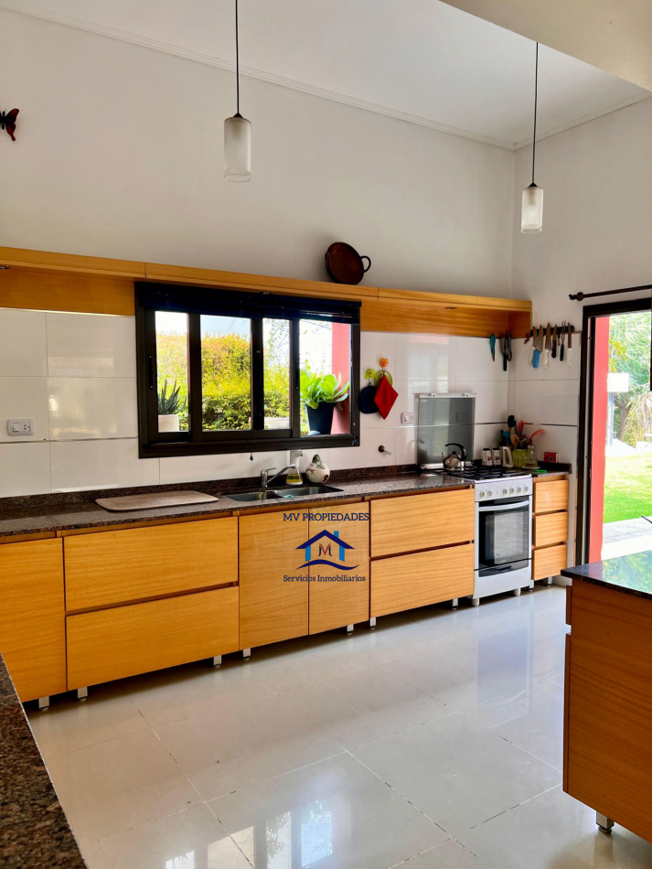 Casa en venta en barrio cerrado La ARBOLADA HOLLYWOOD 
