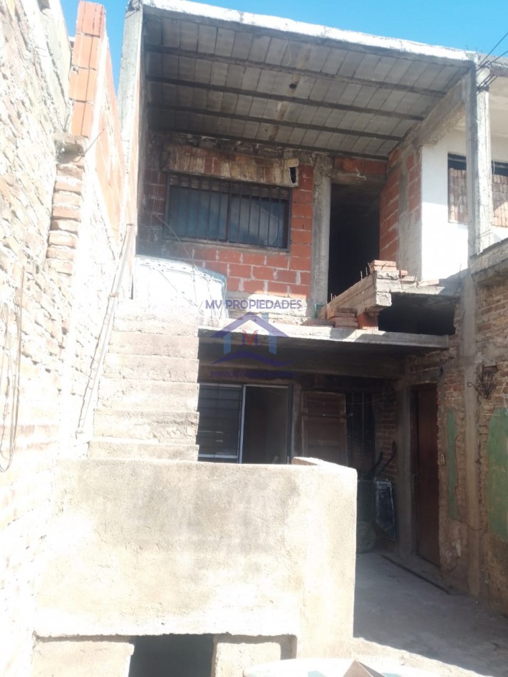 Casa grande en venta a refaccionar con escritura en Barrio Altamira 