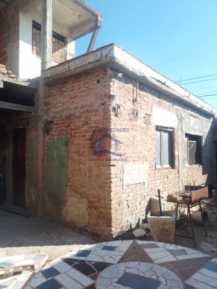 Casa grande en venta a refaccionar con escritura en Barrio Altamira 
