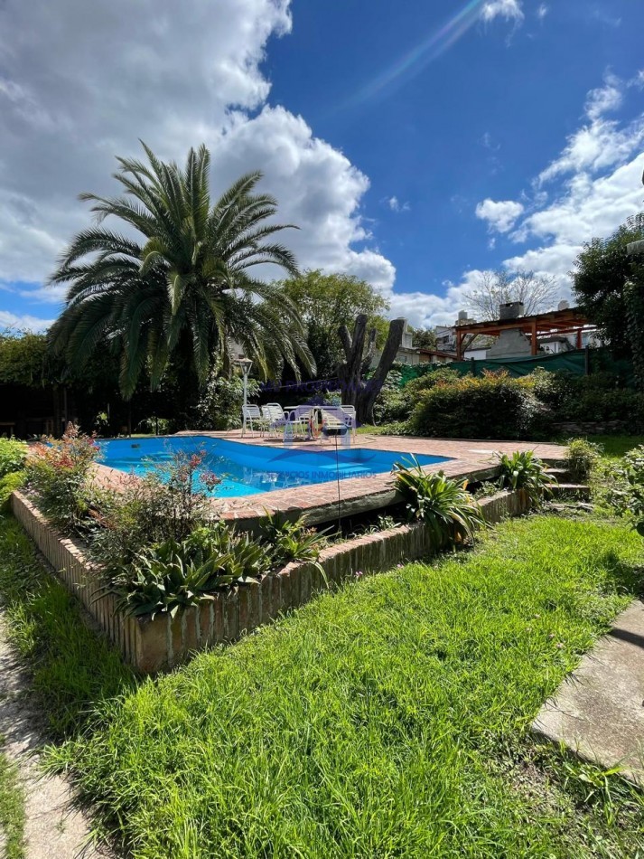 Casa mas Departamento en venta en Carlos Paz  4 dormitorios con piscina y jardin 