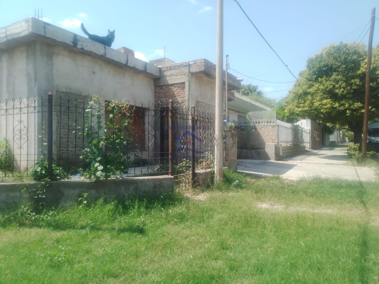 Casa grande en venta a refaccionar con escritura en Barrio Altamira 