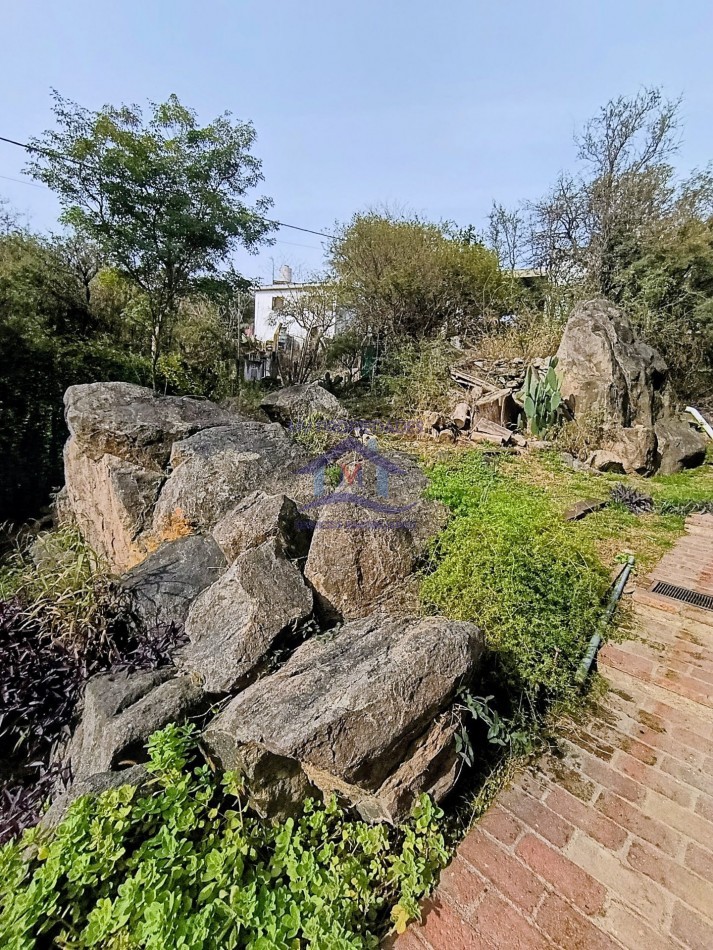 CASA grande en VENTA de 2/3 dormitorios en el Diquecito barrio de la calera Cordoba jardin y pileta 