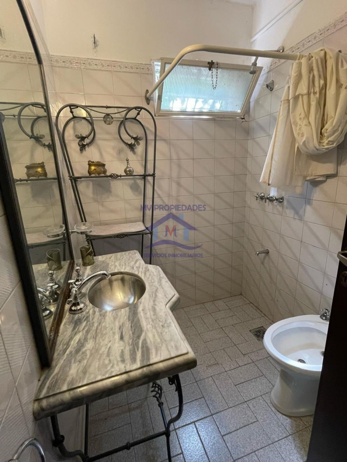 Casa mas Departamento en venta en Carlos Paz  4 dormitorios con piscina y jardin 