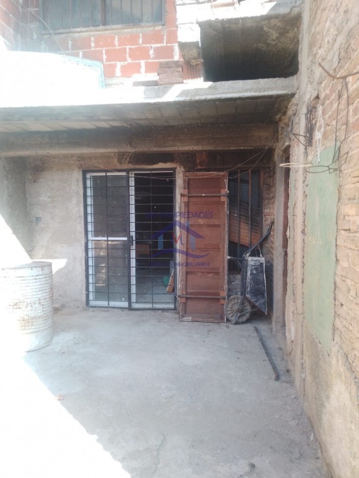 Casa grande en venta a refaccionar con escritura en Barrio Altamira 