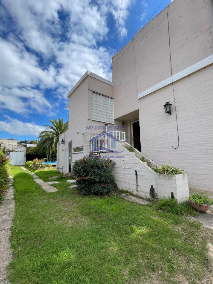 Casa mas Departamento en venta en Carlos Paz  4 dormitorios con piscina y jardin 