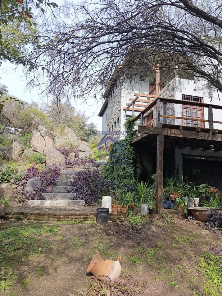 CASA grande en VENTA de 2/3 dormitorios en el Diquecito barrio de la calera Cordoba jardin y pileta 