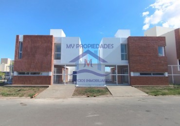 Duplex a estrenar en venta en Lomas de Manantiales 